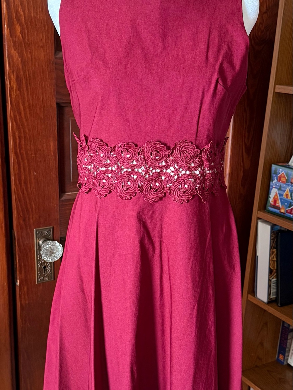 HOMEYEE Burgundy Scoop
Neck Sleeveless A-Line
Lace Waist Knee Dress XL